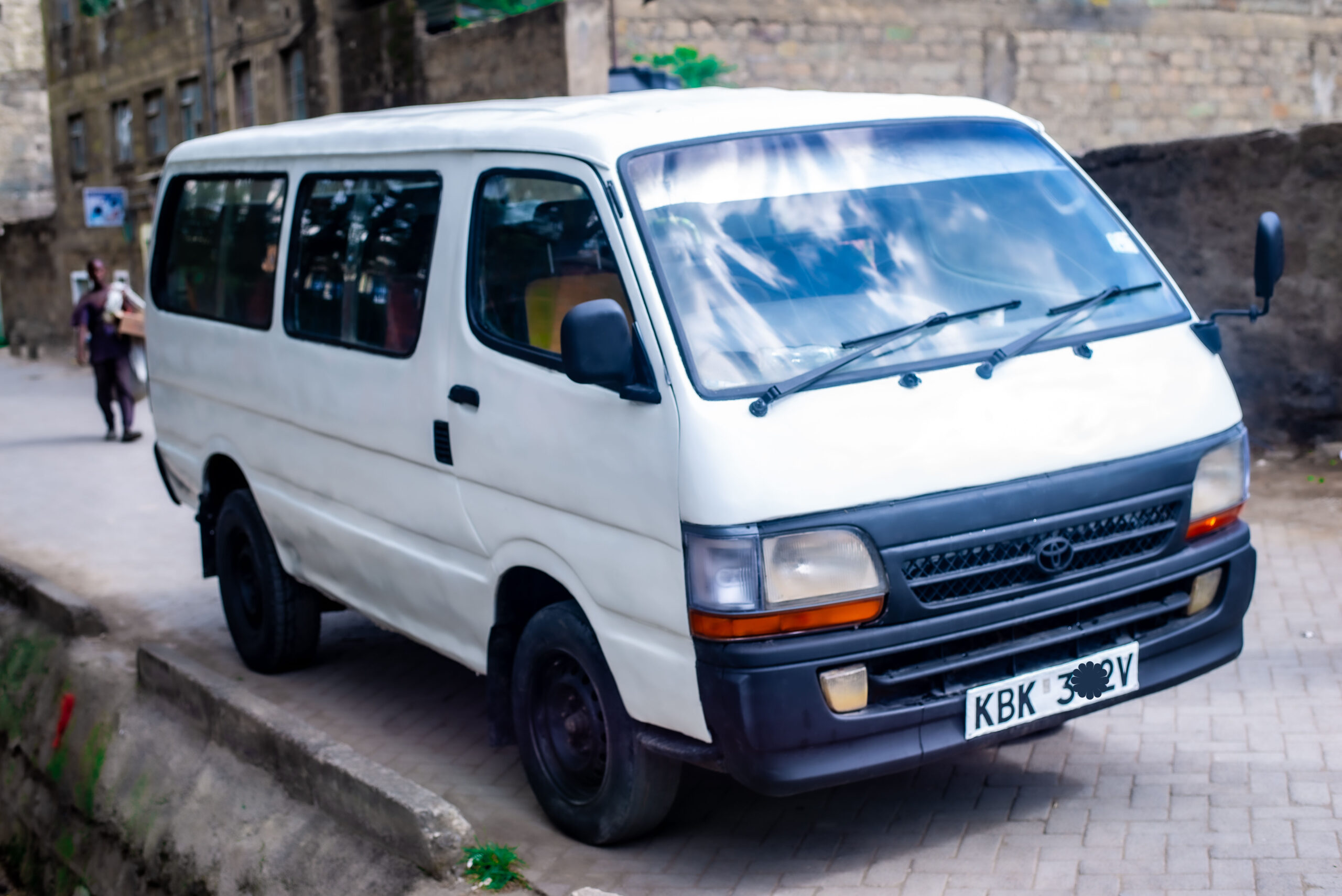 
								Toyota Hiace 2002 full									